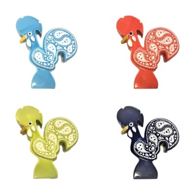 Galinhos decorativos em cerâmica azul, vermelho, verde e preto com padrões brancos