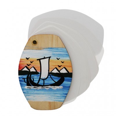 prancha com desenho de navio viking e montanhas ao pôr do sol