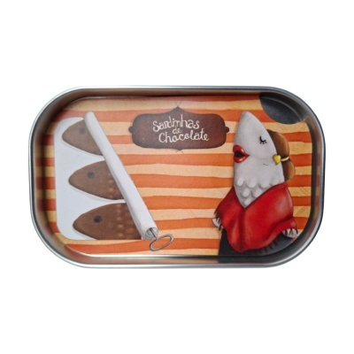 Lata metálica com sardinhas de chocolate ilustradas e texto Sardinhas de Chocolate.