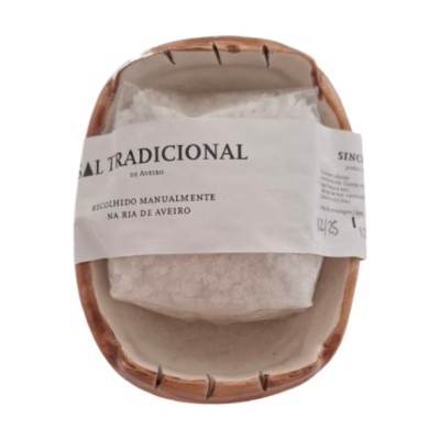 Pacote de sal tradicional branco numa cesta de vime com rótulo branco