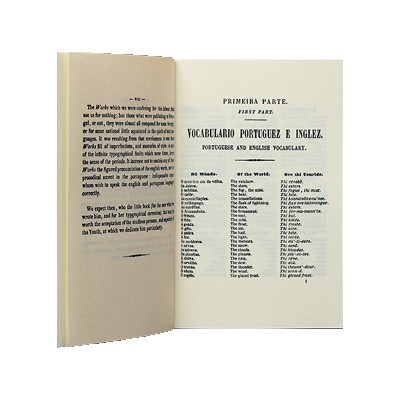 Livro aberto com texto bilingue português e inglês em páginas creme