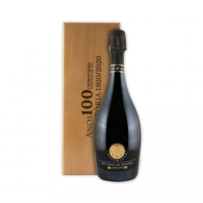 Garrafa de champanhe preto com medalha dourada e caixa de madeira clara com texto