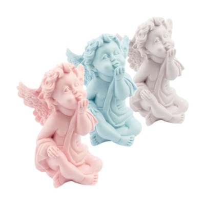 Três estátuas decorativas de anjos coloridos sentados