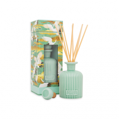 Frasco de vela aromatizante verde claro com varas difusoras e caixa decorativa com ilustração de pássaros