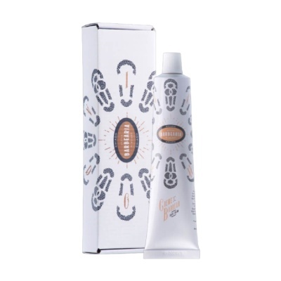 Tubo branco de creme de barbear com estampados azuis e caixa ao lado