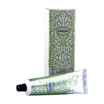Creme de barbear em tubo metálico prateado com padrões verdes e caixa decorativa