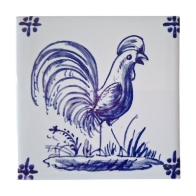 Azulejo branco com galo azul e pequenos motivos florais nos cantos