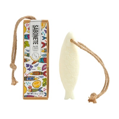 Sabonete em forma de peixe branco com cordão e embalagem colorida com desenhos e texto