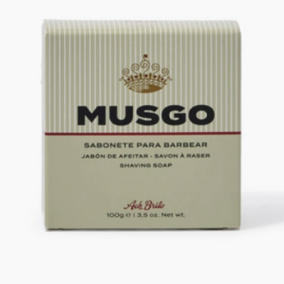 Sabonete para barbear Musgo em embalagem branca e bege com riscas e coroa dourada