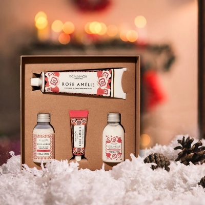 Conjunto Benamôr Rose Amélie com produtos de cuidado corporal em caixa de cartão sobre neve artificial