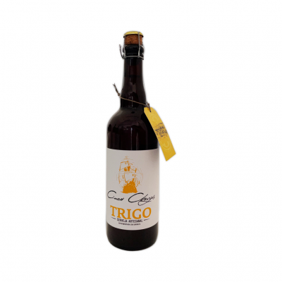Garrafa de cerveja artesanal TRIGO de vidro castanho com rótulo branco e desenho de navio amarelo.