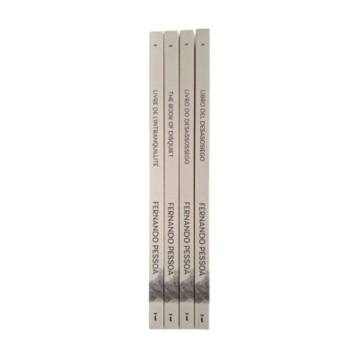 Conjunto de quatro livros brancos com títulos multilíngues de Fernando Pessoa
