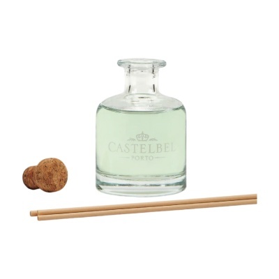 frasco de vidro com líquido verde claro CASTELBEL PORTO, rolha e pauzinhos de madeira