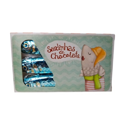 Caixa de chocolates em forma de sardinha, embalagem verde água com janela mostrando chocolates embrulhados em papel azul metálico