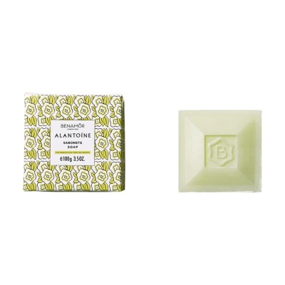 Sabonete embalado em papel decorado floral e barra de sabonete creme com relevo B.