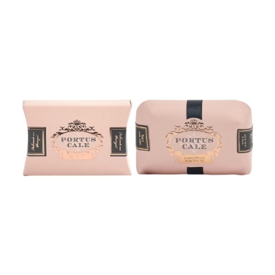 Sabonete Portus Cale em embalagem rosa clara com etiquetas pretas e douradas