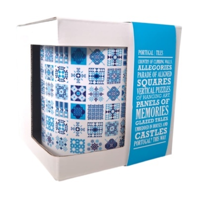 Caneca com padrão de azulejos portugueses em caixa branca e azul
