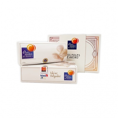Caixas de bolachas Ovos Moles de Aveiro com embalagem branca e azul