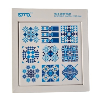 Tabuleiro de azulejos e cortiça com padrões azuis e brancos