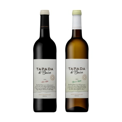 Duas garrafas de vinho Tapada de Baixo, uma tinto 2020 e uma branco 2023, com rótulos brancos e texto colorido