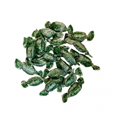 Doces embrulhados em plástico verde com padrão branco sobre fundo branco