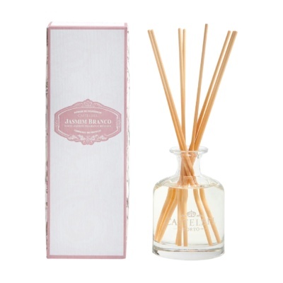 Difusor de fragrância Jasmim Branco da Castelbel com frasco de vidro e caixa branca com rosa