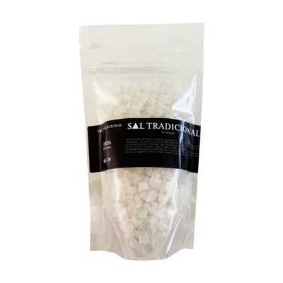 Saco transparente com sal marinho em cristais e etiqueta preta com texto em português