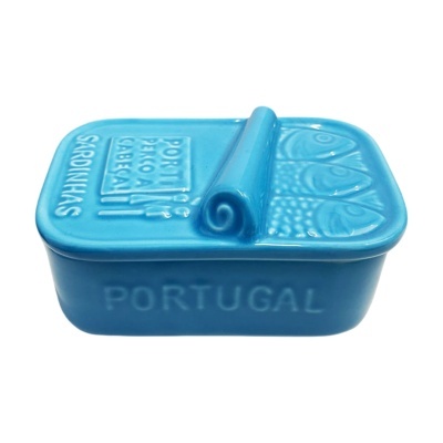 Caixa de cerâmica azul em forma de lata de sardinhas com relevo de sardinhas e texto PORTUGAL.