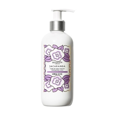 Frasco branco com tampa de bomba de loção corporal Benamor Jacarandá com design floral lilás.