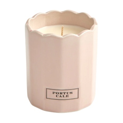 Vela em recipiente cerâmico rosa claro com bordas onduladas e etiqueta com texto PORTUS CALE