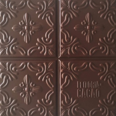 Tablete de chocolate com padrão decorativo em relevo e texto LITORIA CACAO