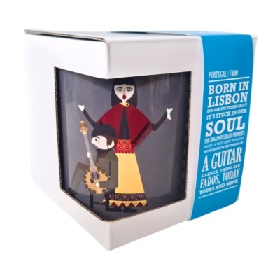 Caneca decorativa dentro de caixa branca com faixa azul e texto alusivo a Lisboa e fado.