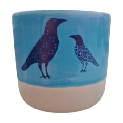 Copo cerâmico azul com aves pretas e base branca