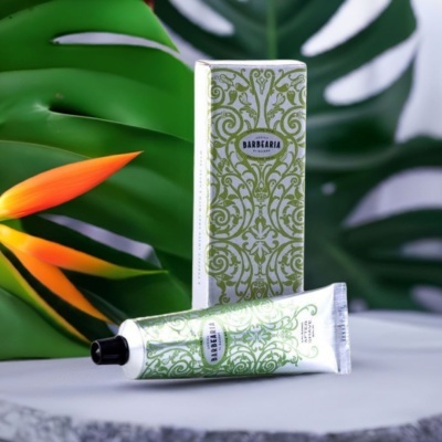 Embalagem e tubo de creme para barbear com padrão decorativo verde e branco