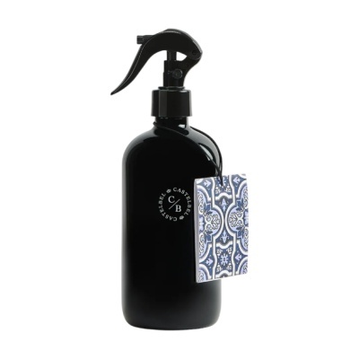 Garrafas plásticas pretas com pulverizador e etiqueta com padrão azul e branco