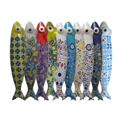 Peixes decorativos coloridos de cerâmica com padrões variados e olhos salientes