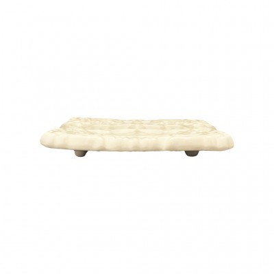 Almofada bege clara quadrada com textura acolchoada e pés pequenos.