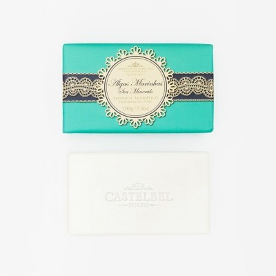 Sabonete em caixa verde-azulada com renda e sabonete branco com relevo Castlebell Porto