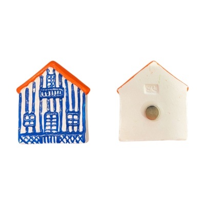 Ímans decorativos em forma de casa com fachadas pintadas e íman atrás