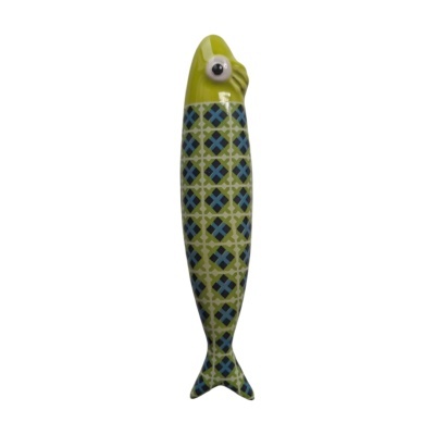 Objeto decorativo em forma de peixe verde com padrão geométrico azul e branco