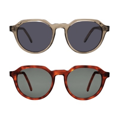 Dois pares de óculos de sol redondos, um transparente cinza com lentes escuras e outro castanho translúcido com lentes cinza esverdeadas.