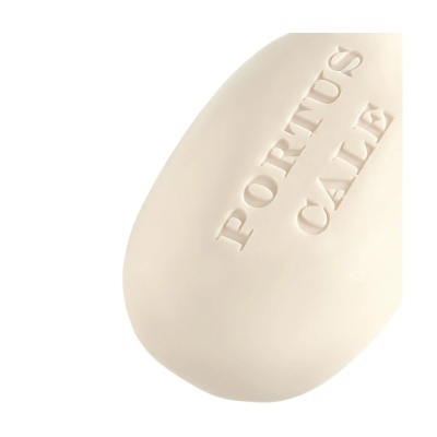 Sabonete branco oval com gravação PORTUS CALE em relevo