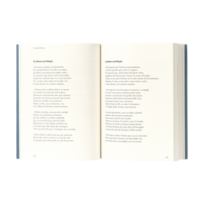 Livro aberto mostrando poemas em português e italiano com bordas azuis