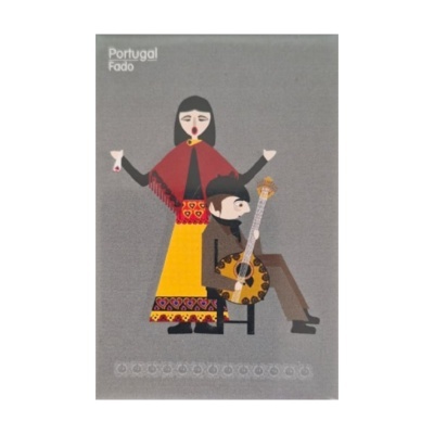 Ilustração de cantores de Fado com roupas tradicionais e guitarra portuguesa num fundo cinzento.
