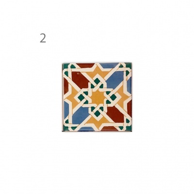 Azulejo quadrado com padrão geométrico colorido e número 2 cinza ao lado