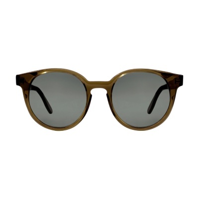 Óculos de sol com armação castanha translúcida e lentes redondas cinzentas.