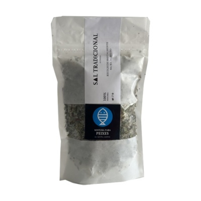 Embalagem de mistura para peixes com sal tradicional em saco branco com etiqueta azul