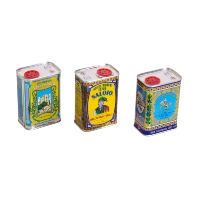 Três latas pequenas de azeite virgem extra com rótulos coloridos e tampas vermelhas.