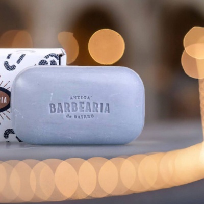 Sabonete cinzento com texto ANTIGA BARBEARIA de BAIRRO