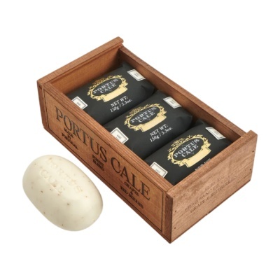 Conjunto de sabonetes PORTUS CALE em caixa de madeira.